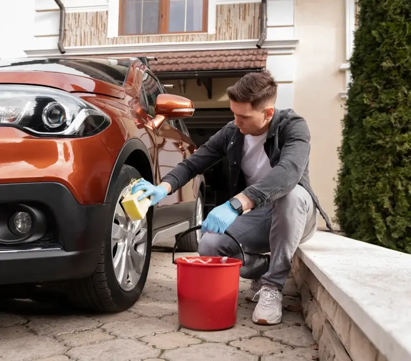 Lavage auto à domicile Seine Saint Denis : professionnel intervenant sur un véhicule